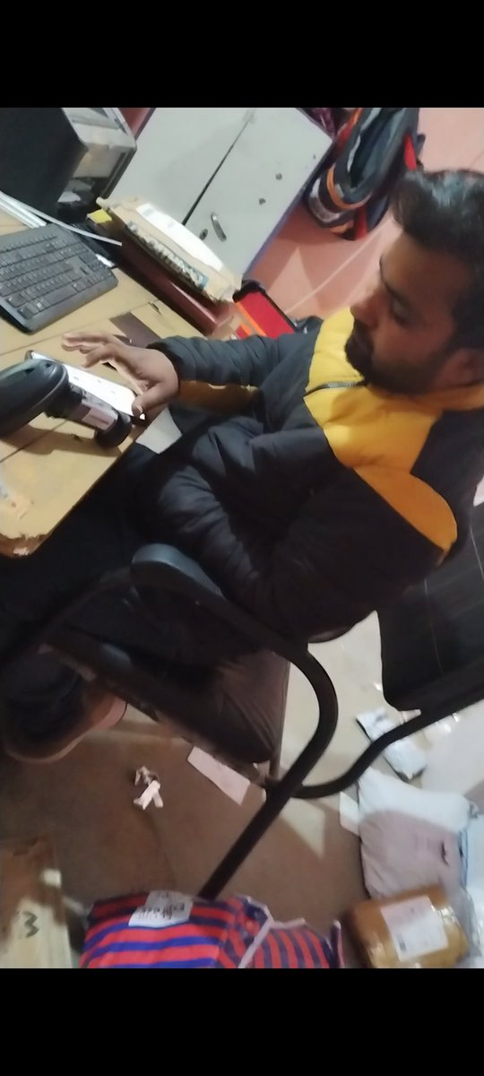 iamsuneel76's tweet photo. @EcomExpress_Ofc this is how Ecom xpress harassed Their Customers
this is JUNIO Supervisor of Bijawar Ecom express they dimand us to give some money for returning the parcel otherwise no return #NAME #PANKAJ_DUBEY https://t.co/xlcfsjWhtQ