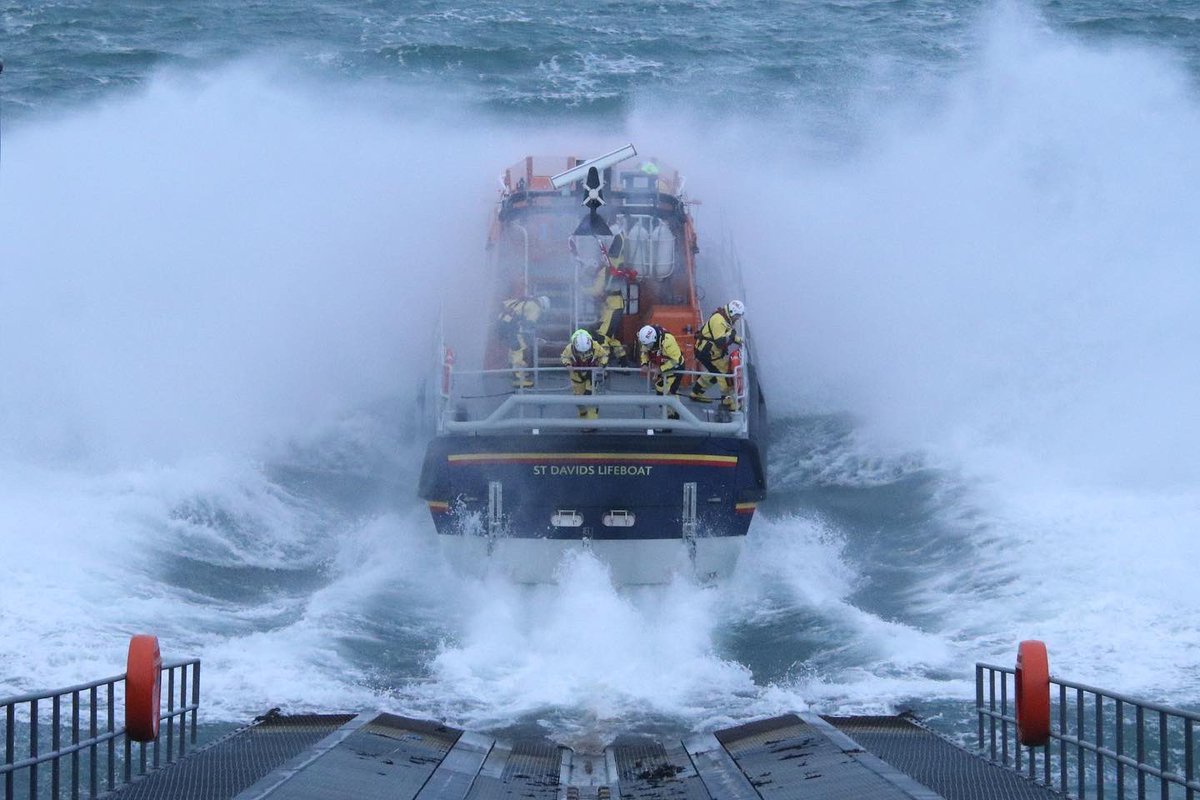 Norah Wortley created quite a splash launching into #2023NewYear 

@rnli #alwaysoncall #volunteers