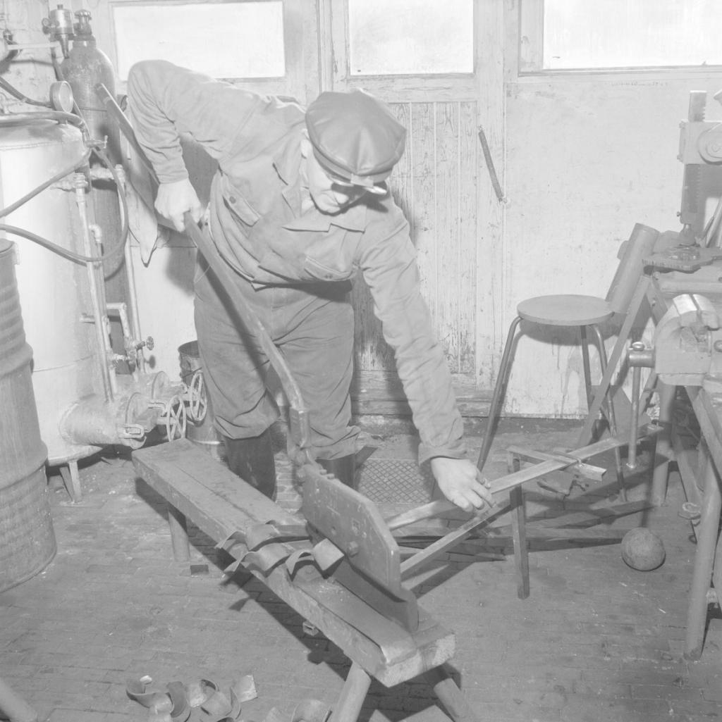 suomikuvaa's tweet photo. Tuntematon, n. 1963: Heinolan kairan valmistus (Suomi, Heinola; Heinola, Museovirasto) https://t.co/fWZYzPHbHG