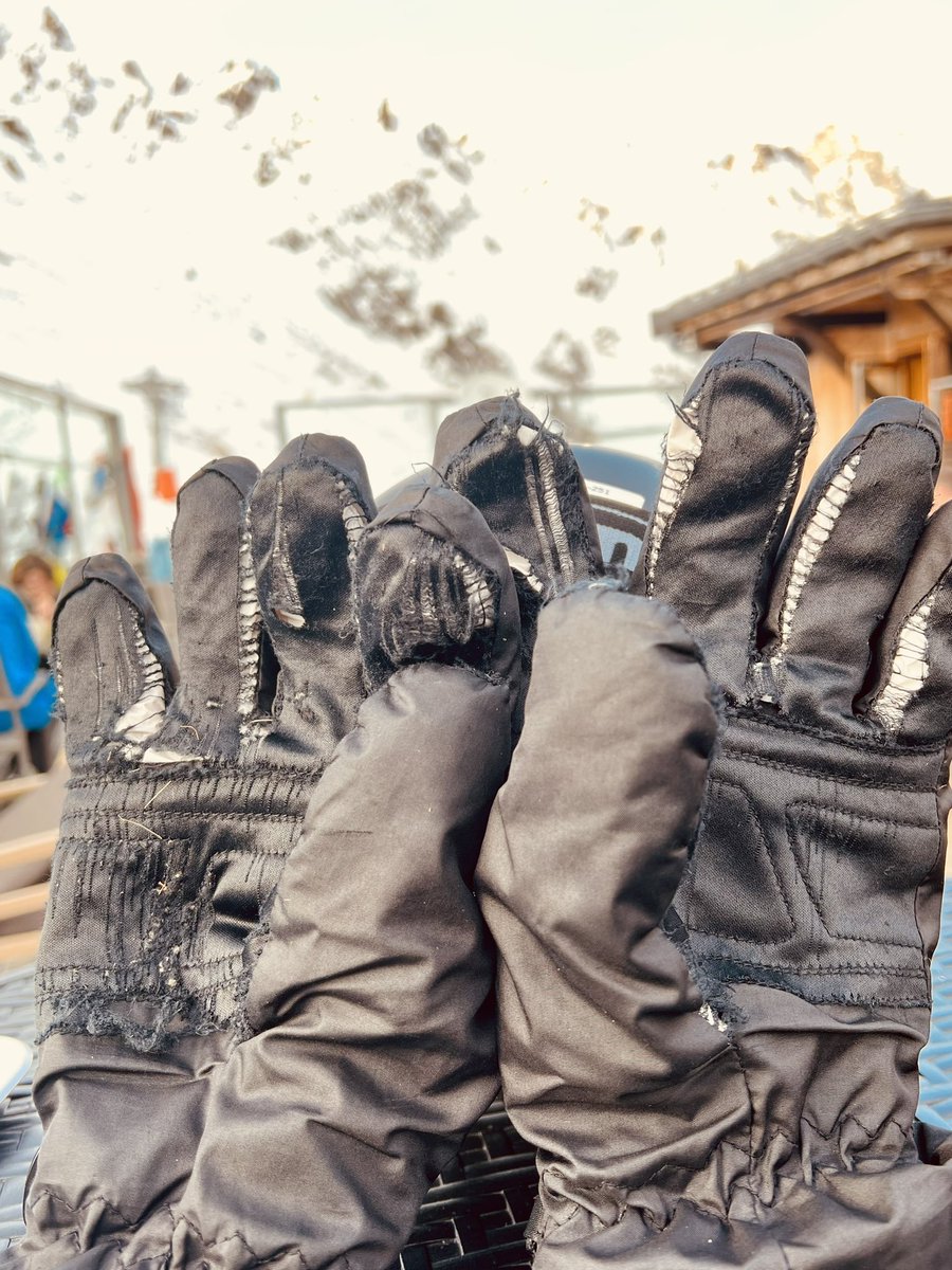 alexleinhos's tweet photo. Chamonix: Wo sich Menschen als #Ski Fahrer verkleiden. Und Dir die Piste vorkommt wie der Laufsteg der Angebermarken.
Muss an meinem Outfit arbeiten. Mit den Handschuhen fang ich an. #gerockt https://t.co/dPHpqUprJ4