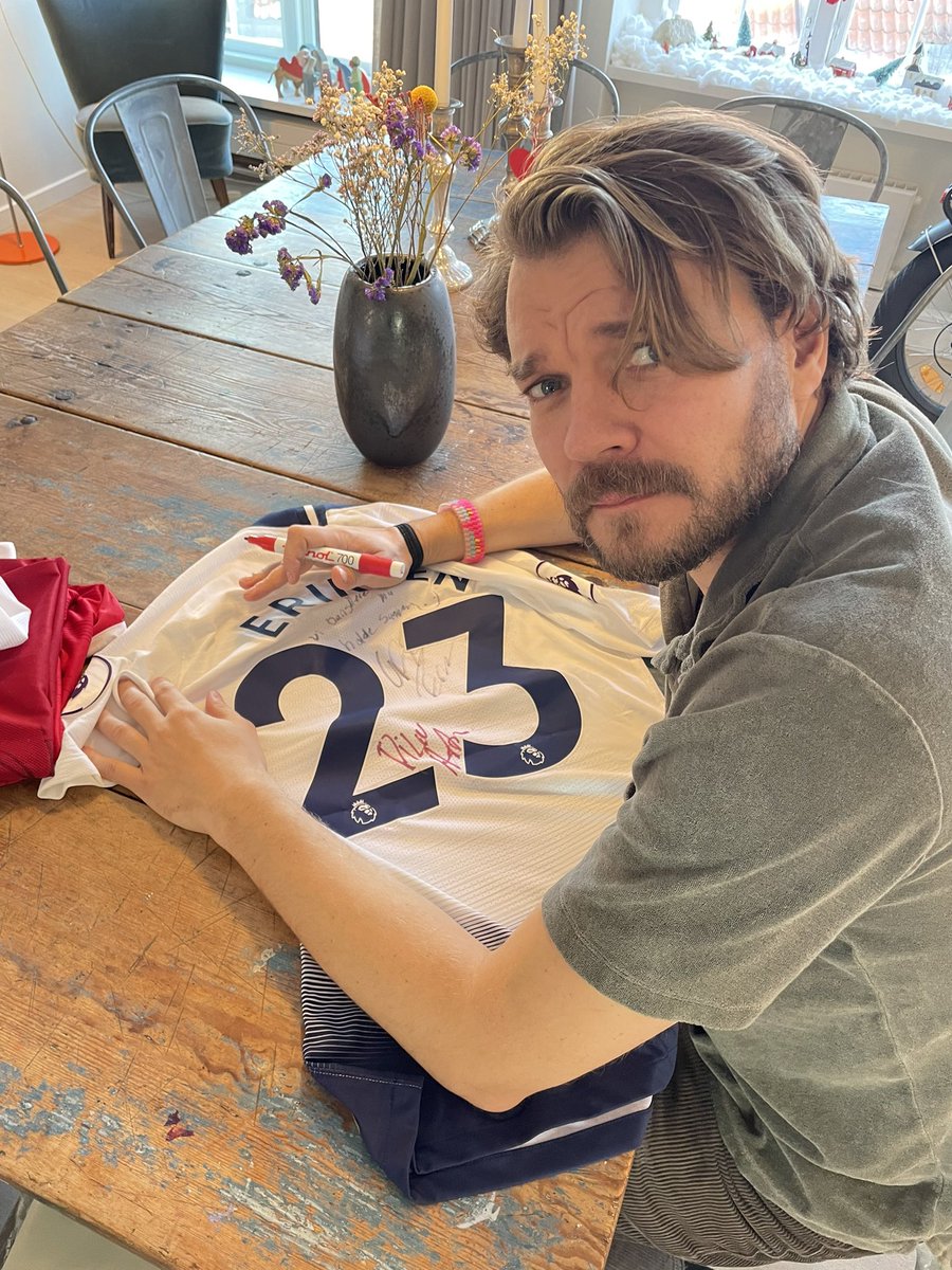 Vi har i øjeblikket denne signeret <a href="/ChrisEriksen8/">Christian Eriksen</a> trøje underskrevet af troldmanden selv og <a href="/PilouAsbaek/">Pilou Asbaek</a> til auktion 😎

-Det nuværende bud er på 1400 kr. 
-Hop ind på RabonaGlobe insta for at byde ✔️

Hele beløbet fra auktionen går til afholdelsen af Kili Football School i 🇹🇿