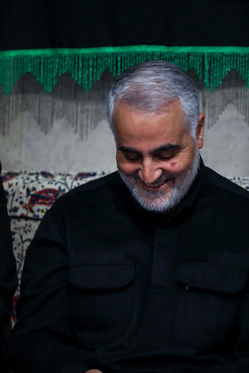 ensiehmosavi's tweet photo. حاج قاسم همیشه می‌گفت: بیکار نشین!
زبونت به ذکر خدا بچرخه؛
همینطوری که نشستی،
هر کاری که می‌کنی، ذکر هم بگو...
اینه معنای حقیقی #جانفدا ی اسلام بودن.
بیکار نشین بیادش صلواتی بفرست. https://t.co/FxMksxapSq
