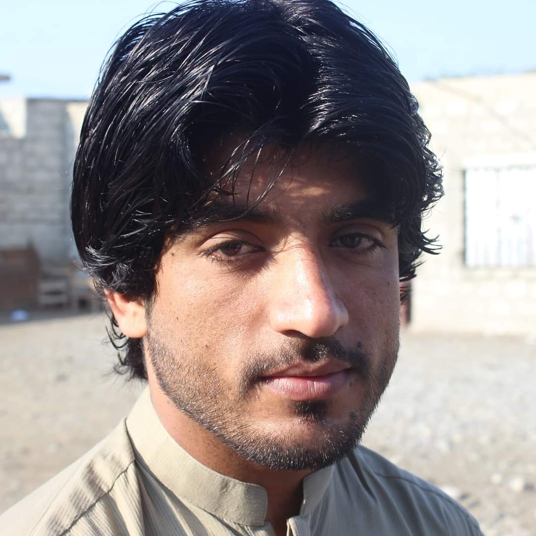 بلوچ طالب علم نادل حسین کو تربت سے جبری طور پر لاپتہ کر دیا گیا ہے، انسانیت کی بنیاد پر لاپتہ بلوچ نوجْوانوں کو بازیاب کرکے لواحقین کو انصاف فراہم کیا جائے، ایک نوجْوان کی گمشدگی سے پورا خاندان اجتماعی سزا میں مبتلا ہوگا۔ تمام لاپتہ افراد کو بازیاب کیا جائے۔
#SaveNadilHussain