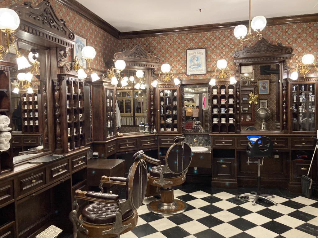 夢の国に理髪店！？パリのディズニーで綺麗が叶う♡