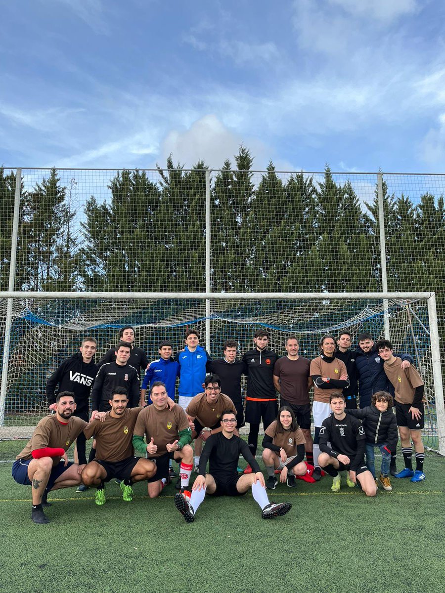 TORNEO SOLIDARIO INTERCOFRADÍAS ⚽️ | En la mañana de hoy hemos participado jugando en el torneo solidario de fútbol entre las cofradías de Valladolid. 

¡Hemos tenido una buena marea #MarrónFranciscano ! 

Paz y Bien