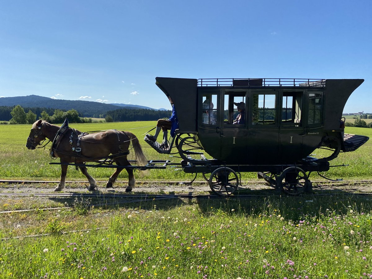 De allereerste trein in Europa werd door paarden getrokken. In Oostenrijk rijdt nog zo'n paardentrein. Vanavond te zien in Rail Away. 19:50 uur, NPO2.