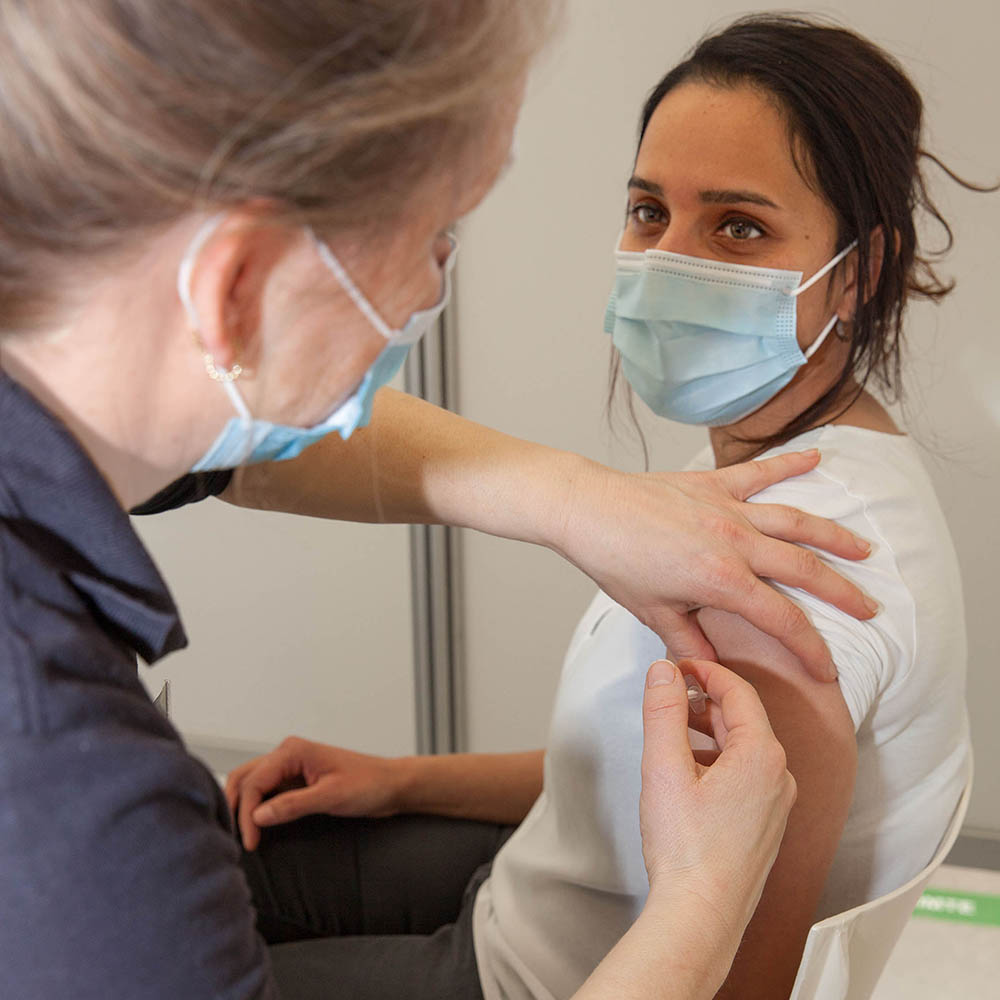 Ook in 2️⃣0️⃣2️⃣3️⃣ kun je zonder afspraak de herhaalprik tegen corona halen bij de GGD. Gemakkelijk en snel op een locatie bij jou in de buurt. 

Bekijk de actuele locaties en tijden ➡️ ggdgm.nl/waarenwanneer 

#GGDGM #corona #herhaalprik