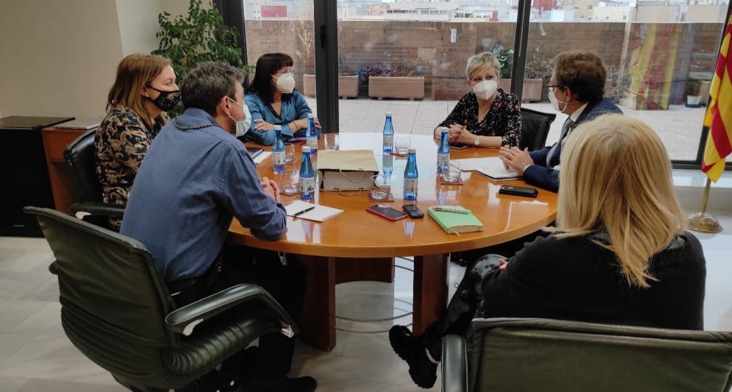 La presidenta de @SOCVALPED @Esuvi73, @Inma_CalvoP, Ramona Mínguez, vocal @SEPEAP y el presidente de la @aepediatria, Luis Blesa, se reunieron con el conseller Miguel Mínguez y la Directora General de Asistencia Sanitaria #pediatría #ComunidadValenciana