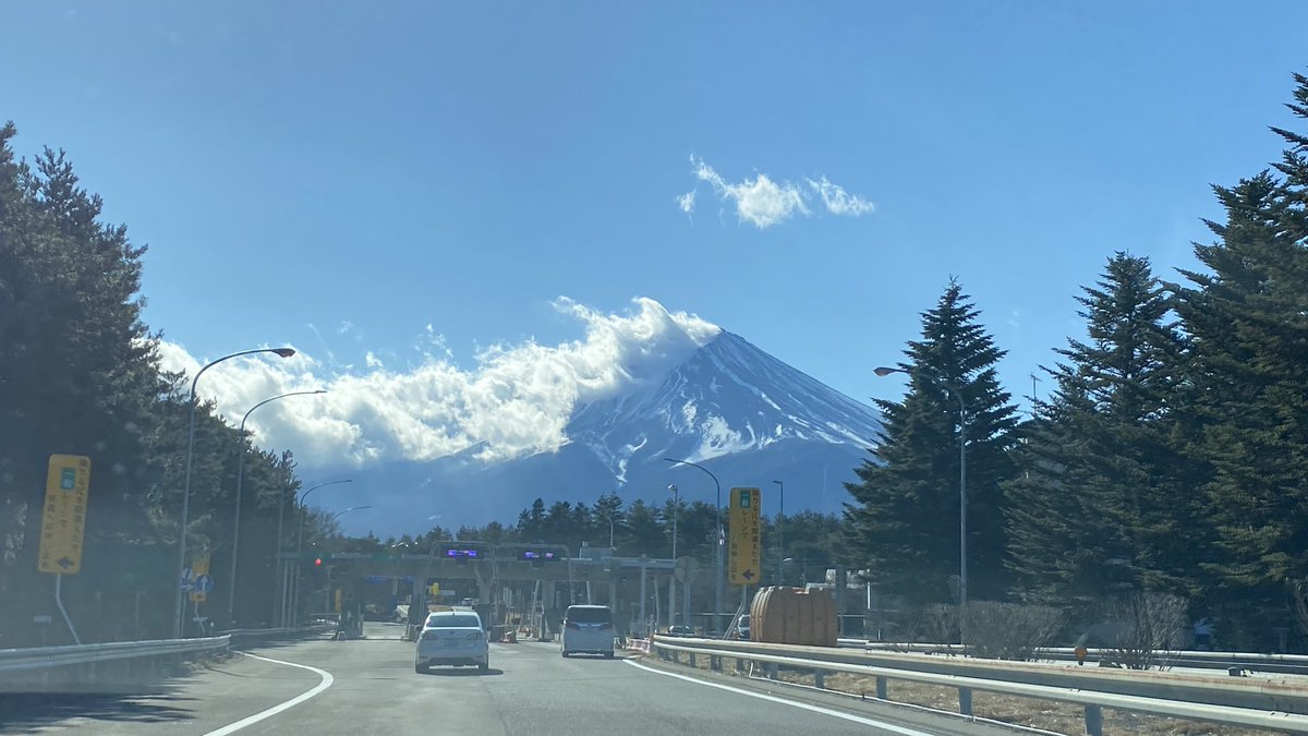 BoyShinjuku's tweet photo. 河口湖に車で行ってみた。
体調があまり良くなく、段々耳が聞こえなくなってきて…ヤバい。予定を繰り上げて早く帰宅。
帰りはほぼ耳が聞こえなくなってしまった。
風邪薬飲んで寝ます！まさかの流行病ではないよね？ https://t.co/GhkQKVSfAy