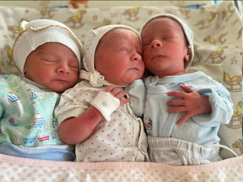 SlavaVan's tweet photo. Bomby spadaja, a dzieci się rodzą.
Trojaczki 👶👶👶 przyszły na świat w Kijowie w Sylwestra
W sumie pierwszego dnia 2023 roku w Kijowie urodziło się 31 dzieci — 12 chłopców i 19 dziewczynek. Urodziły się też trojaczki - chłopcy Matvii, Bohdan i Vladyslav. https://t.co/qj3bd9oIp2