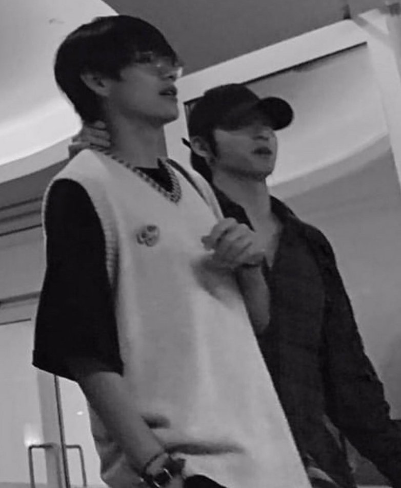 Vkook_soul_'s tweet photo. Всё ещё думаю о том, как девушка просто фоткалась в аэропорту, а рядом с ней прошли Вигу и мы получили этот уникальный кадр 🥹 https://t.co/mhLaEjpsuG