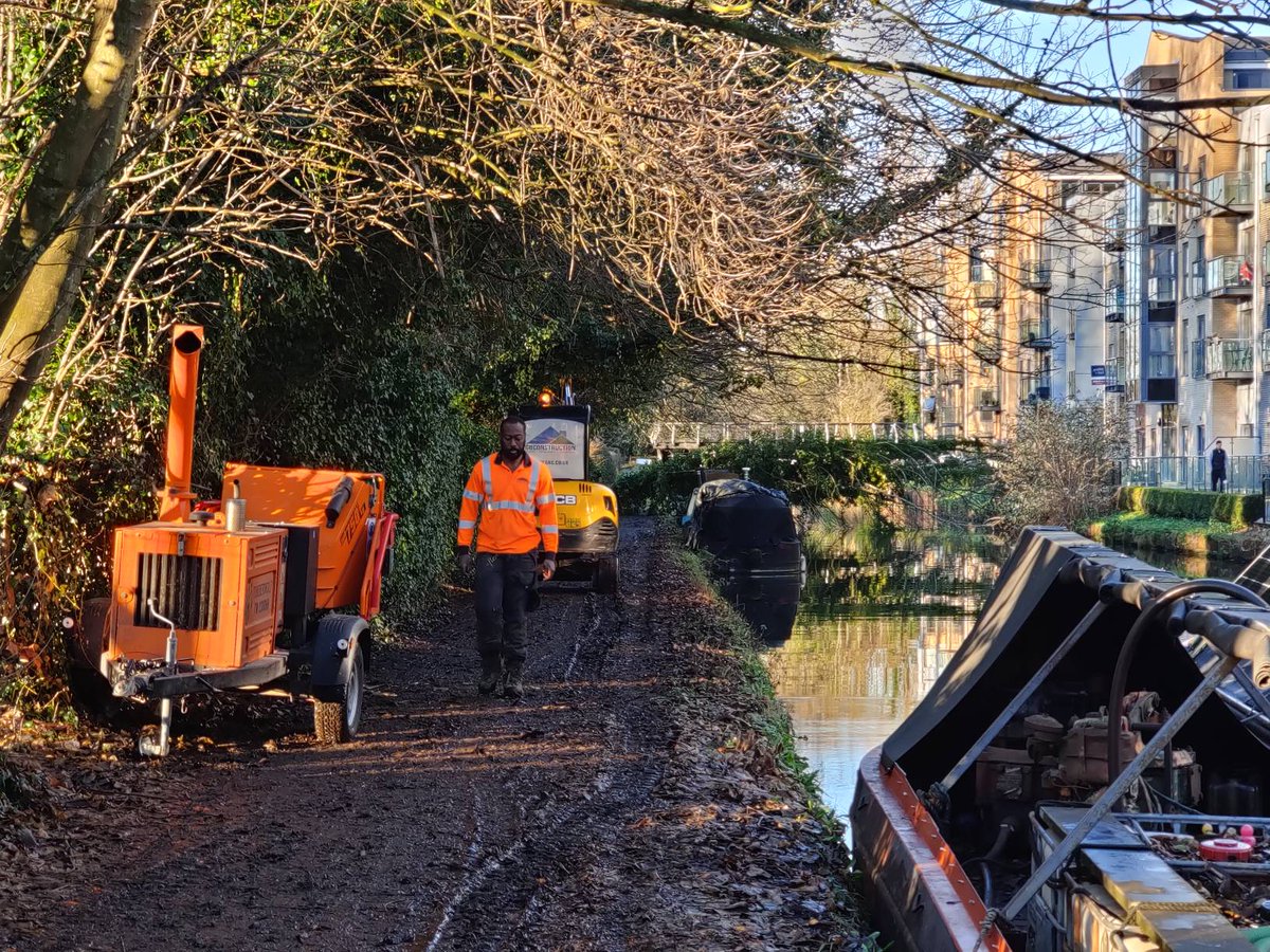 Contactors for the Environment Agency have arrived and will be removing the tree shortly.
With a slightly later than our usual 5pm finish we expect to be back on schedule by the end of tomorrow. Deliveries to Hemel and Berko, late but as usual. #Schedule