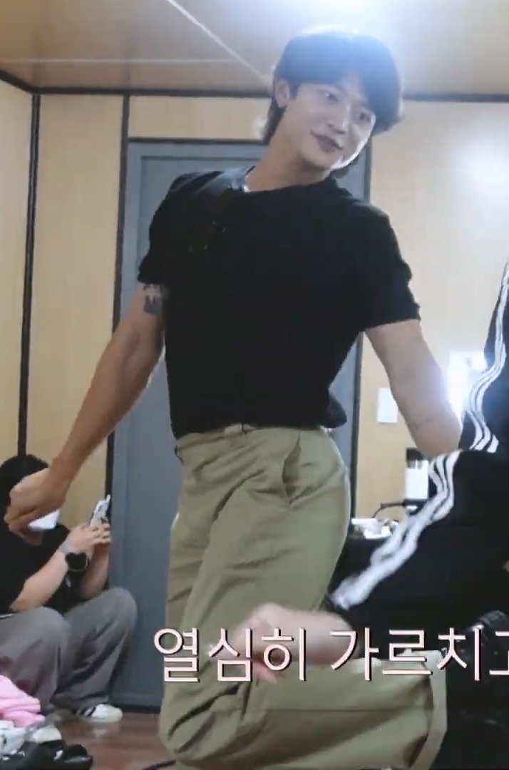 likea_fire's tweet image. 근육질팔에 타투스티커 여기저기 붙였는데 영혼이 내가 바로 소녀시대인 남자어떤데