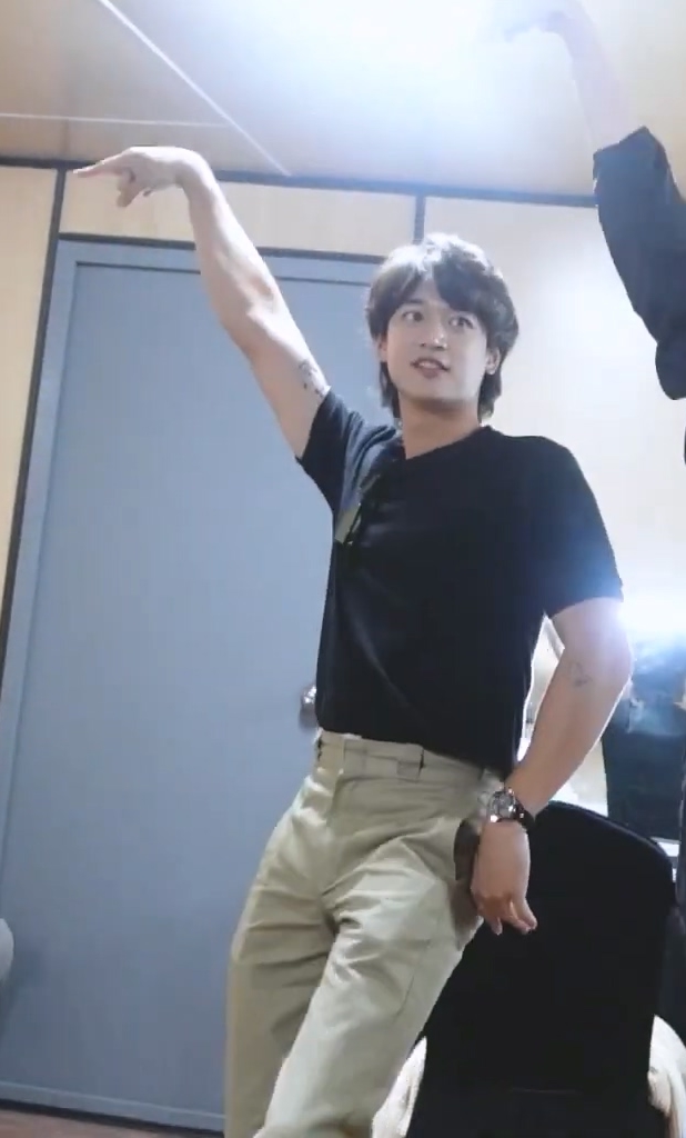 likea_fire's tweet image. 근육질팔에 타투스티커 여기저기 붙였는데 영혼이 내가 바로 소녀시대인 남자어떤데