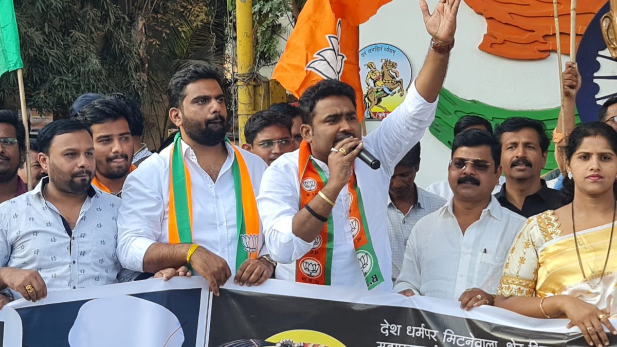 DeepakPoteBJP's tweet photo. छत्रपती संभाजी महाराज धर्मवीर होते, आहेत आणि राहणार... तुमच्या सर्टिफिकेटची गरज नाही...
 
धर्मवीर छत्रपती संभाजी महाराजांबद्दल अवमानास्पद वक्तव्य करणारे विधानसभेतील विरोधी पक्षनेते अजितदादा पवार यांचा निषेध करावा तितका कमीच आहे. मुळात हिंदूंबद्दल, त्यांच्या दैवतांबद्दल आणि https://t.co/ZF0ca7GICe