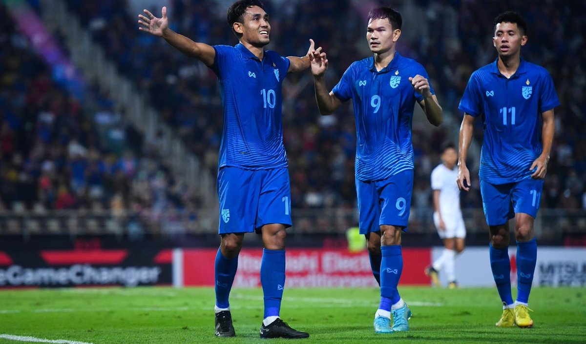 SystemFoot's tweet photo. [#AFFMitsubishiElectricCup2022🌏] La #Thaïlande 🇹🇭 s’impose 3-1 contre le #Cambodge 🇰🇭 !

⚽️⚽️ #Dangda (pen) 45’+2 90’
⚽️ #Purisai 50’

⚽️ #Chanthea 68’

#THACAM https://t.co/8n1WiWxNjI