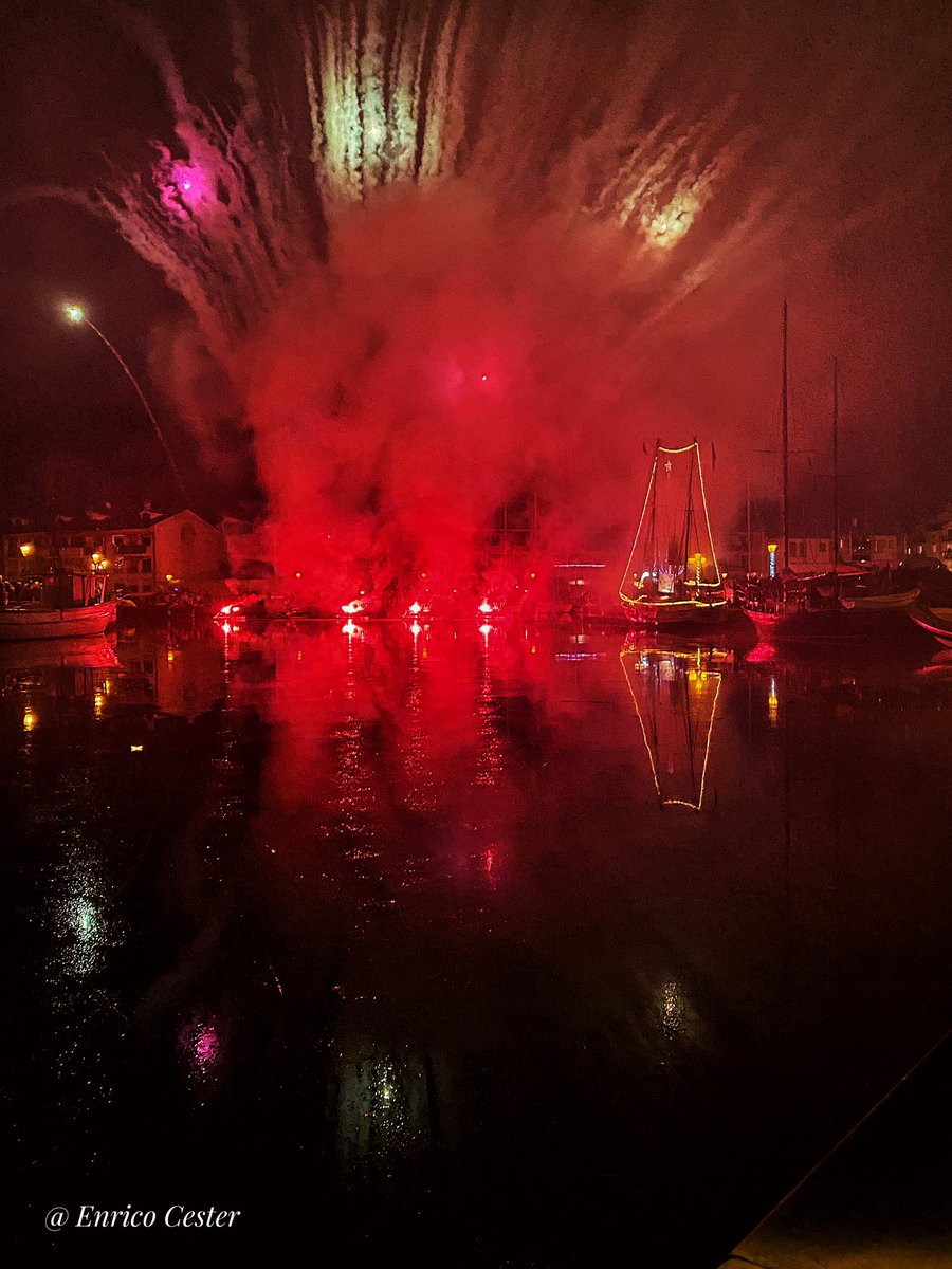 Lo spettacolo nello spettacolo 🎊
augurandoci un anno migliore 🥂
#happynewyear
#grado 
#nadaldeoro
#absolutelygrado
<a href="/comunedigrado/">Comune di Grado</a>