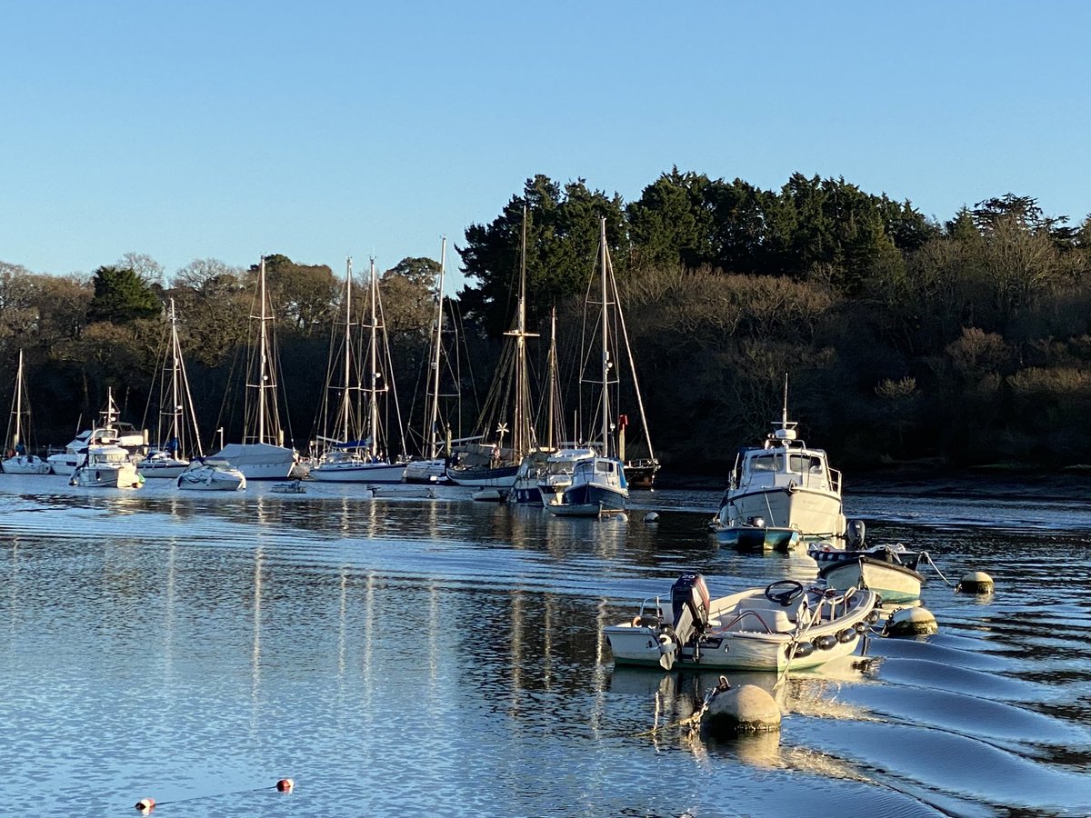 PeterMarsh_PMC's tweet photo. Gorgeous crisp day @BeaulieuRiver, water flat-as-glass upriver but the cold still gets to your toes! @VisitHampshire #contessa32 #solent #sailing #NewYear2023 https://t.co/nQrgyDXsYG