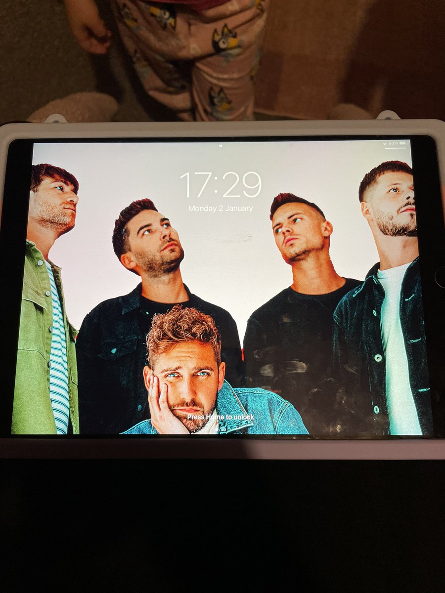 linzidee13's tweet photo. When this is your kids iPad Lock Screen 🙈 @youmeatsix @joshmeatsix @Maxmeatsix @mattmeatsix @DanMEATSIX @chrisymas at least I know I’m bringing her up right #sixerforlife 🖤🖤 https://t.co/RF2AxDgWxR