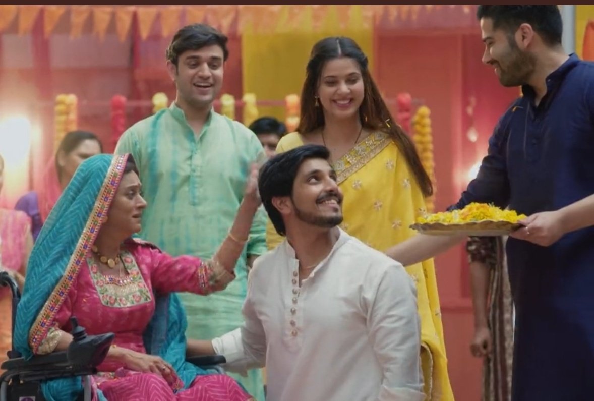 ShradhaReddy081's tweet photo. On behalf of @Darmiyaaan_ @PehleeDafaa

Give us back the care free Shiva who never thinks twice to put his points straight
The streetsmart Shiva for whom nothing is impossible
The fire Shiva who is the protector of Pandyas #PandyaStore @StarPlus 

NO LEAP NO KID FOR SHIVI https://t.co/bR10Adwtlf