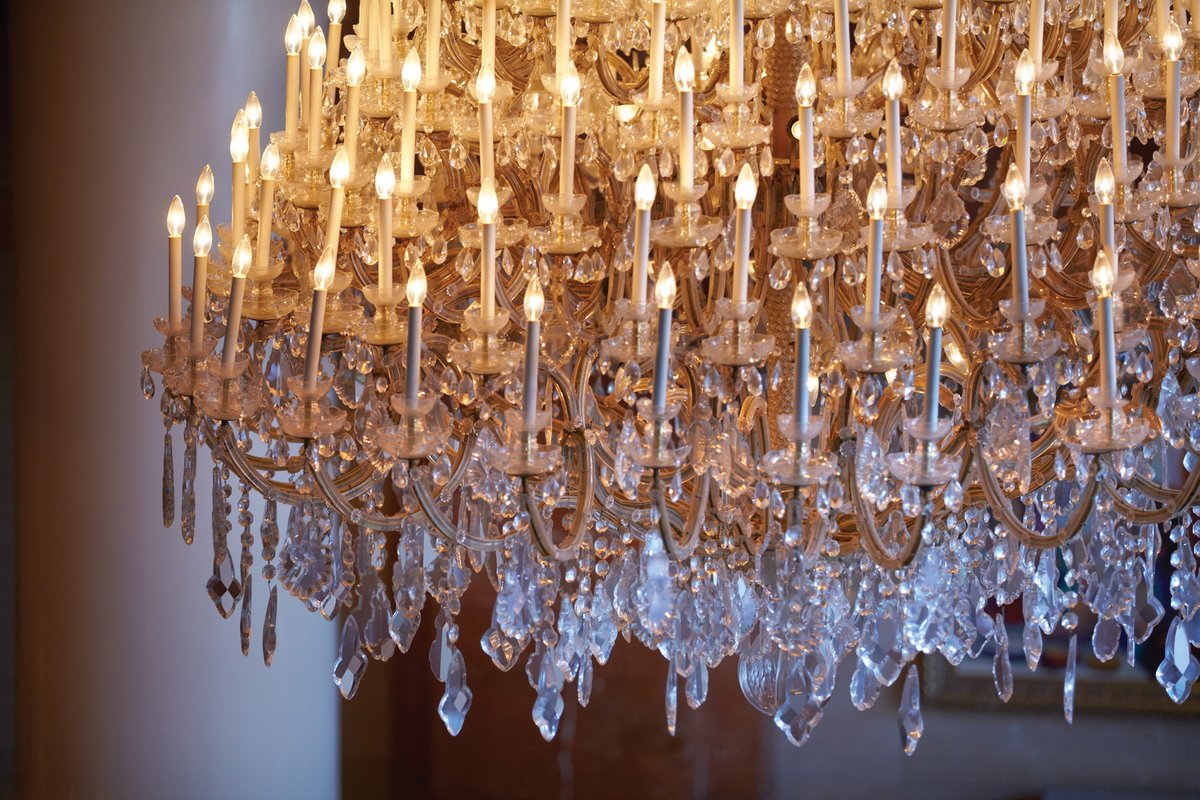 BarMargotATL's tweet image. The glow of our 500-crystal chandelier welcomes you to #FSAtlanta.
