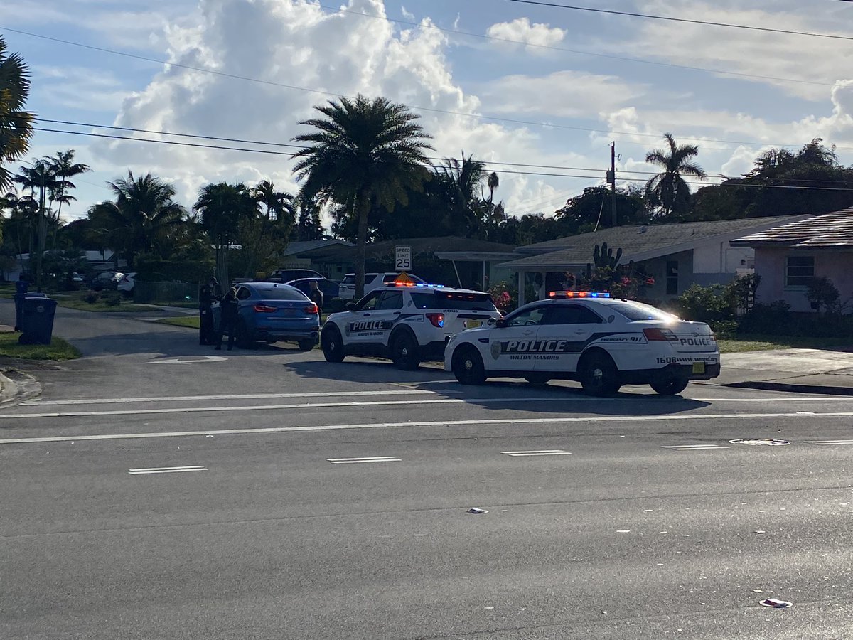 wiltonmanorspd's tweet photo. #TeamWMPD 🚓 is on NW 9 Avenue this morning conducting #TrafficSafety efforts putting drivers on notice of the new 35 mph speed limit!  Thank you #TeamWMPD for making #IslandCitySafety your priority today, and every day!  Sincerely, Chief Blocker
@WiltonManorsCty https://t.co/r0D8gAqmWf