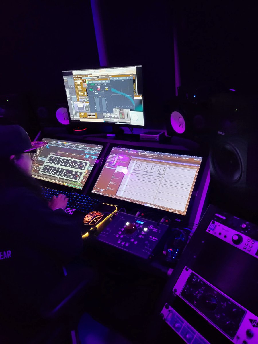 This is my music family 🎧 🎶 

#studiotime #music #musicproducer #musicproduction