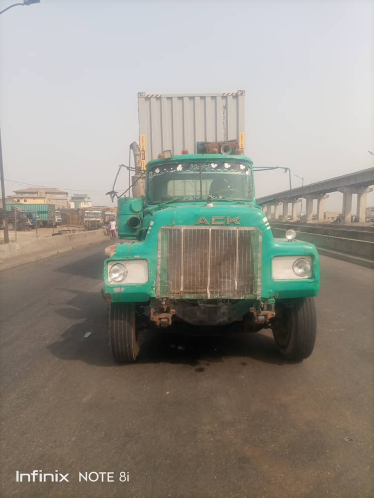 trafficbutter's tweet image. #FlashUpdate. A Broken down loaded truck laden with 40Ft Container have its tractor Tyre pulled out at the middle of the road along Doyin inward Orile Iganmu. Owner is making effort to fix it.  - Ltr