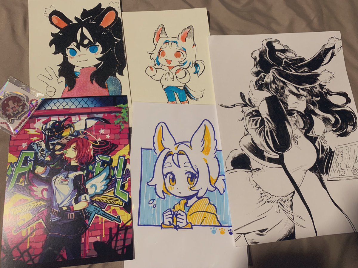 really late but my haul from CF 2022!! 

🎨 : 
Myrtle charm @/yoshihi_co 

Exusiai print @/erebun11 

Colored M and top middle Niko comms by @/aishasoup 

Bottom middle Niko comm by @/aaasylum 

Black and white M comm by @/vinadou 