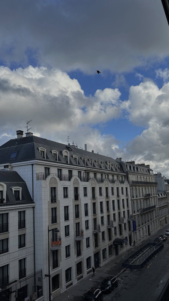 brattyfuckingmo's tweet photo. Such a beautiful day in Paris ☁️🇫🇷 https://t.co/HcnjR8KGfV