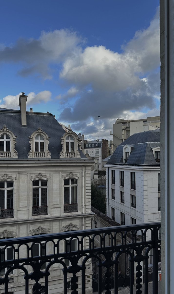 brattyfuckingmo's tweet photo. Such a beautiful day in Paris ☁️🇫🇷 https://t.co/HcnjR8KGfV
