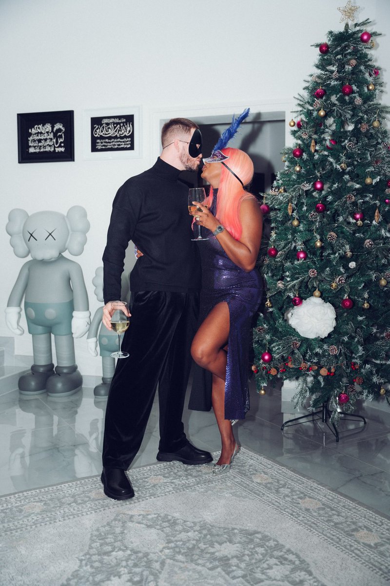 cuppymusic's tweet photo. 💜🎉🥂 #HappyNewYear https://t.co/q36Mcm2IIv