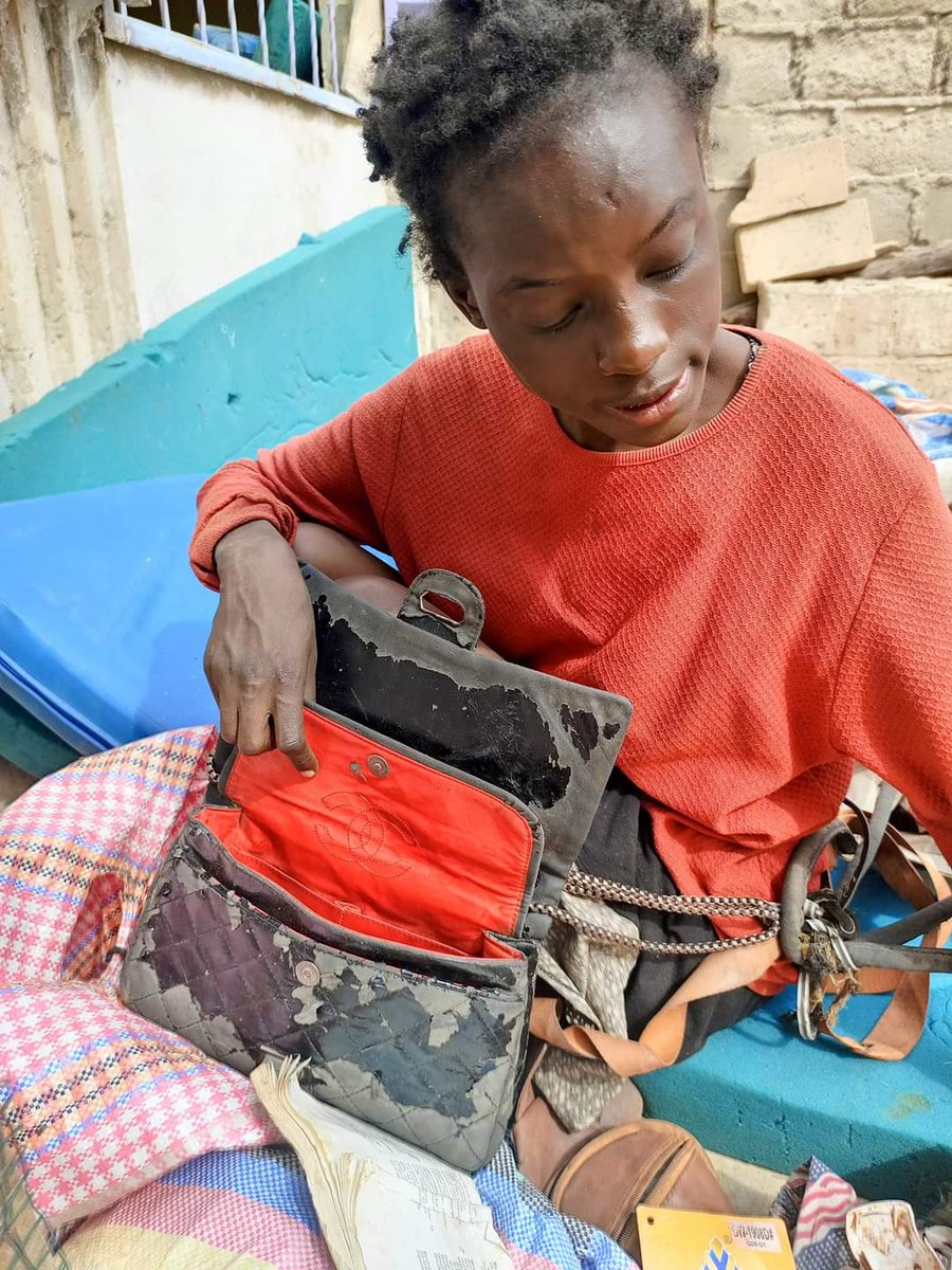 help_clean_mind's tweet photo. 🚨🚨
#Maximum_de_partage svp pour trouver les parents
On nous a amené cette jeune fille souffrant de troubles mentaux à #delossi_keur_serigne_babacar_kane
Elle dit qu'elle s'appelle Ndeye Talla Niang
Contact : 774221322
@Nabyleu @fatima_bocoum @kelisaleupaleup @LSankariste https://t.co/OS7NvPrNrh