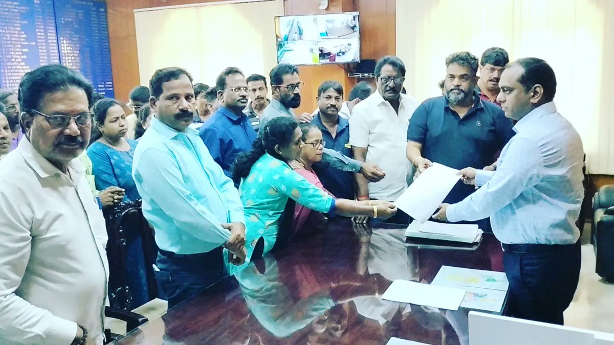 Satish_Sail's tweet photo. ಇಂದು ಕಾರವಾರದಲ್ಲಿ ಉತ್ತರಕನ್ನಡ ಜಿಲ್ಲಾಧಿಕಾರಿ ಅವರಿಗೆ ಮನವಿ ನೀಡಿದ ಸಂದರ್ಭ. @dcuttarakannada @INCKarnataka https://t.co/Z4KAGQ9rD8
