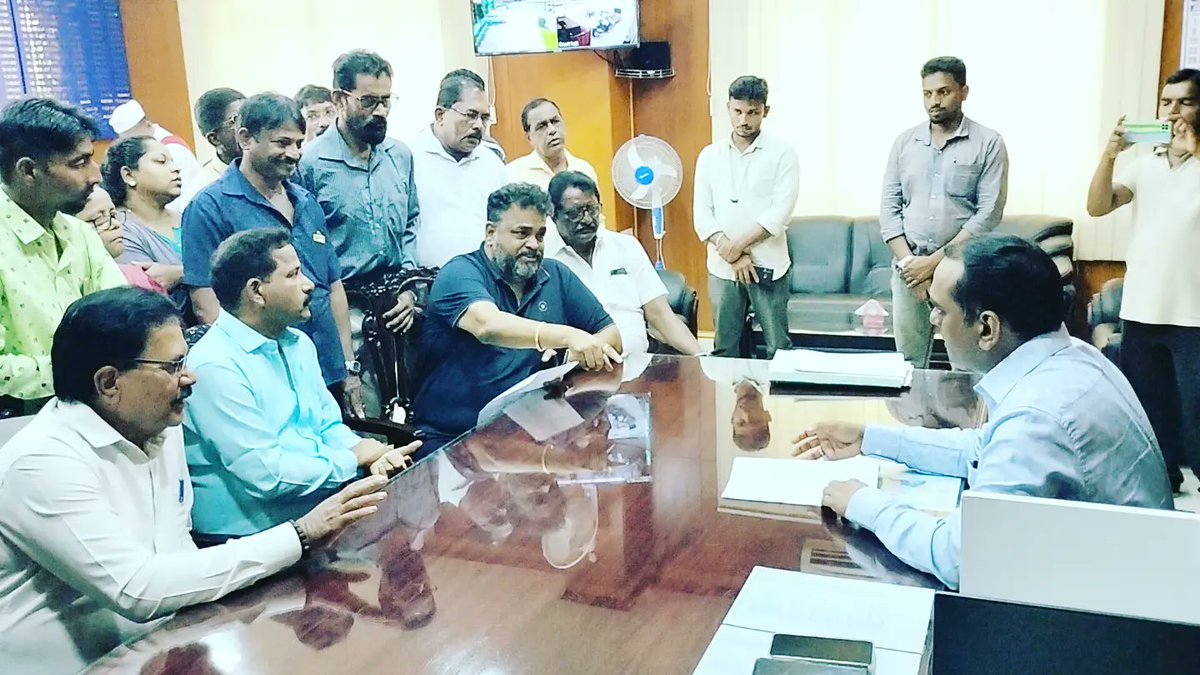 Satish_Sail's tweet photo. ಇಂದು ಕಾರವಾರದಲ್ಲಿ ಉತ್ತರಕನ್ನಡ ಜಿಲ್ಲಾಧಿಕಾರಿ ಅವರಿಗೆ ಮನವಿ ನೀಡಿದ ಸಂದರ್ಭ. @dcuttarakannada @INCKarnataka https://t.co/Z4KAGQ9rD8