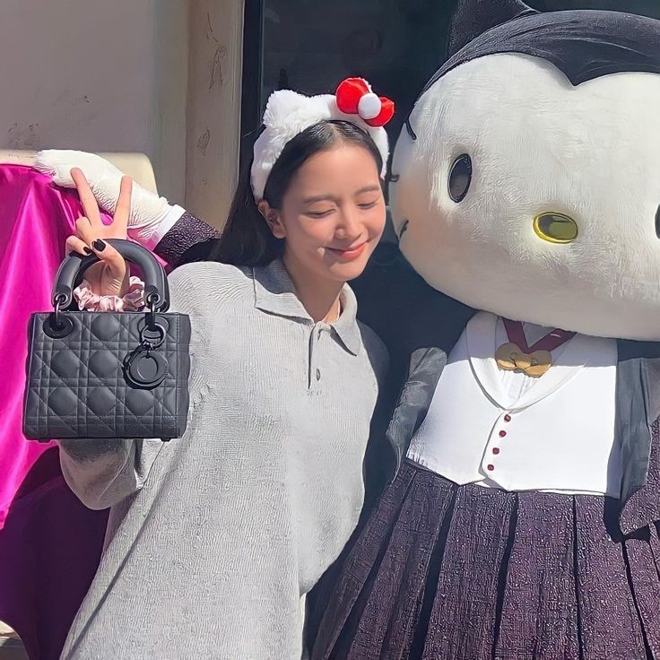 rourosiee_'s tweet photo. Oficialmente Jisoo tiene 28 años😭 este es su año, al fin sacará su solo y la va a romper ,gracias Jisoo por cuidar de las chicas y de blink , te amamos. Feliz cumpleaños a la mejor fan de hello kitty

HAPPY BIRTHDAY JISOO
#ShiningStarJISOODay
#간판올리고_문열어라_지수_생일이다 https://t.co/D1Hock15RD