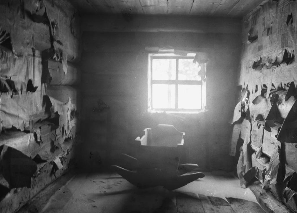 suomikuvaa's tweet photo. Helminen, Helmi Kaarina, n. 1941: aitta, käytetty lastenkodin makuuhuoneena (Itä-Karjala, Repola, Saarenpää, Museovirasto) https://t.co/LaCJqJDr5w