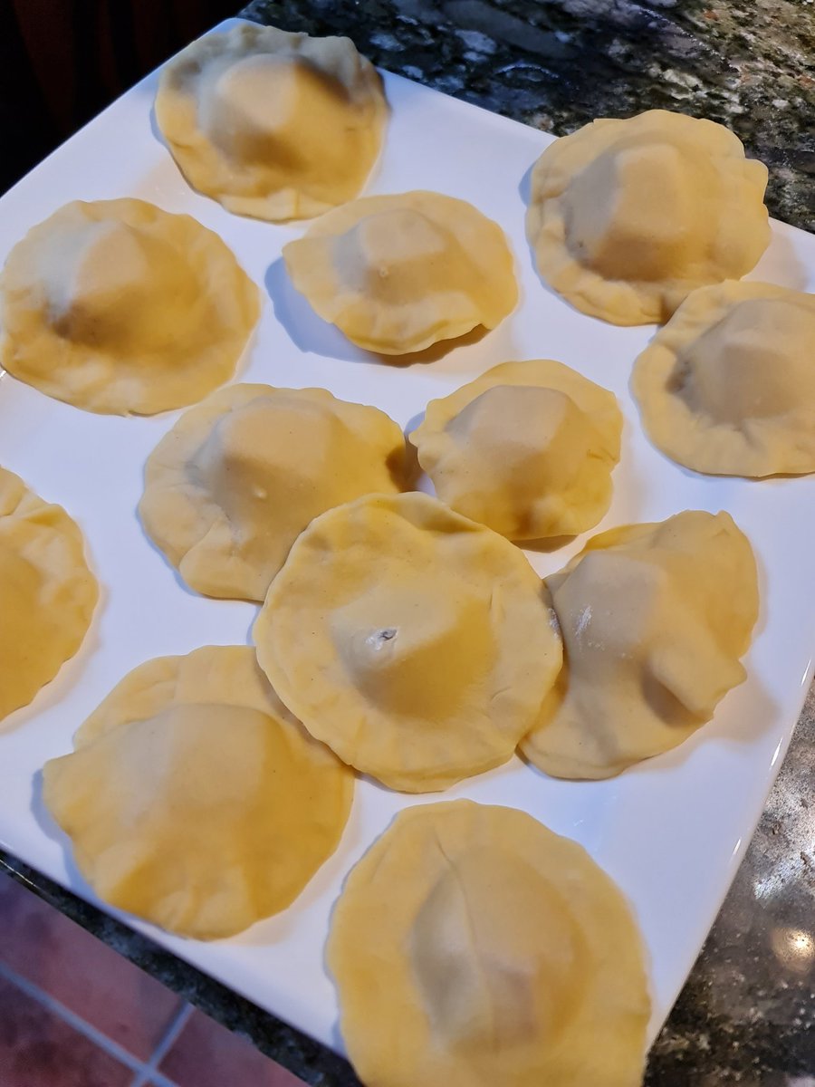 Nadya_Pommier's tweet image. Пельмени из свежей фуагрятины с эспумой из куриного бульона и сливок. #Едимдома