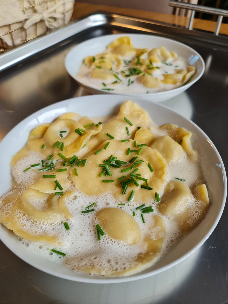 Nadya_Pommier's tweet image. Пельмени из свежей фуагрятины с эспумой из куриного бульона и сливок. #Едимдома