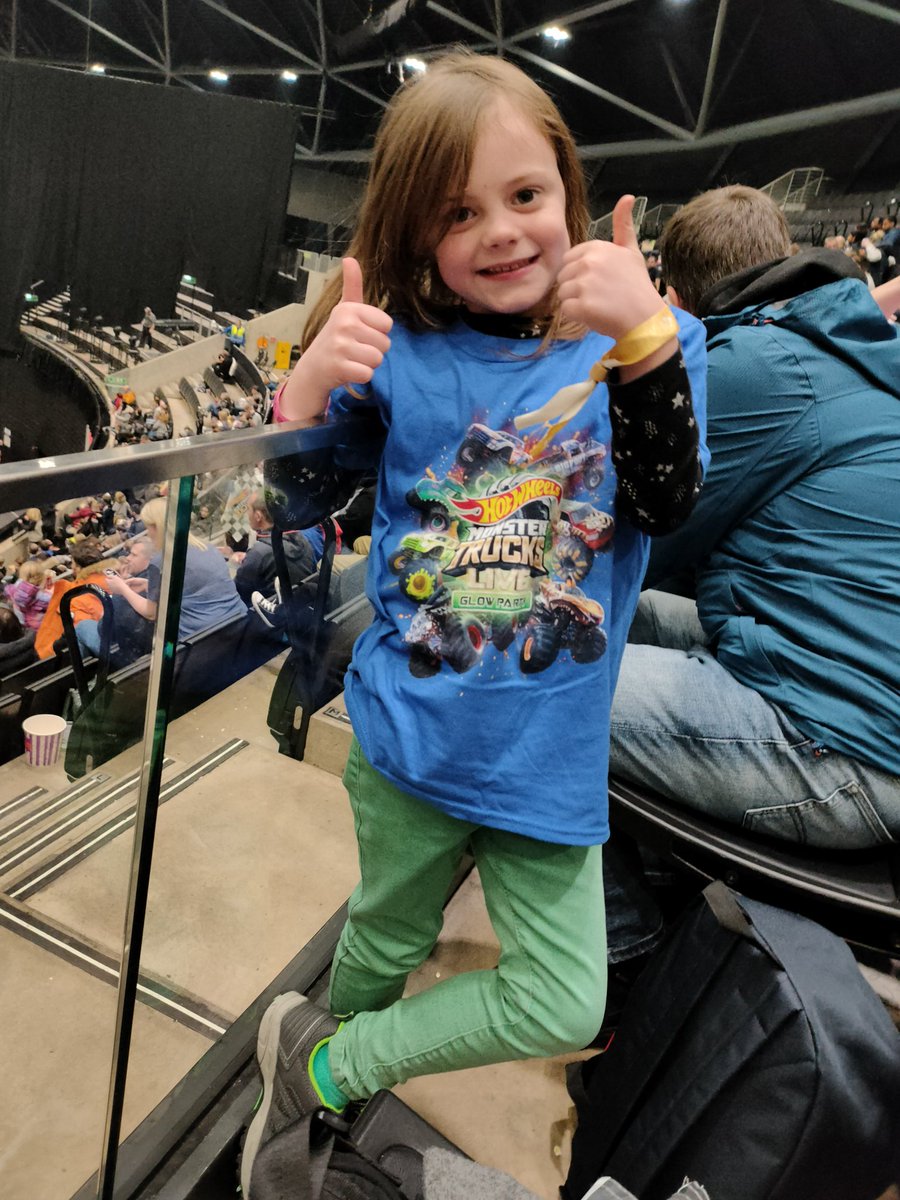 LABMAC5's tweet photo. #hotwheelsmonstertruckslive #hotwheelsglowparty https://t.co/IK6c4jYgVZ