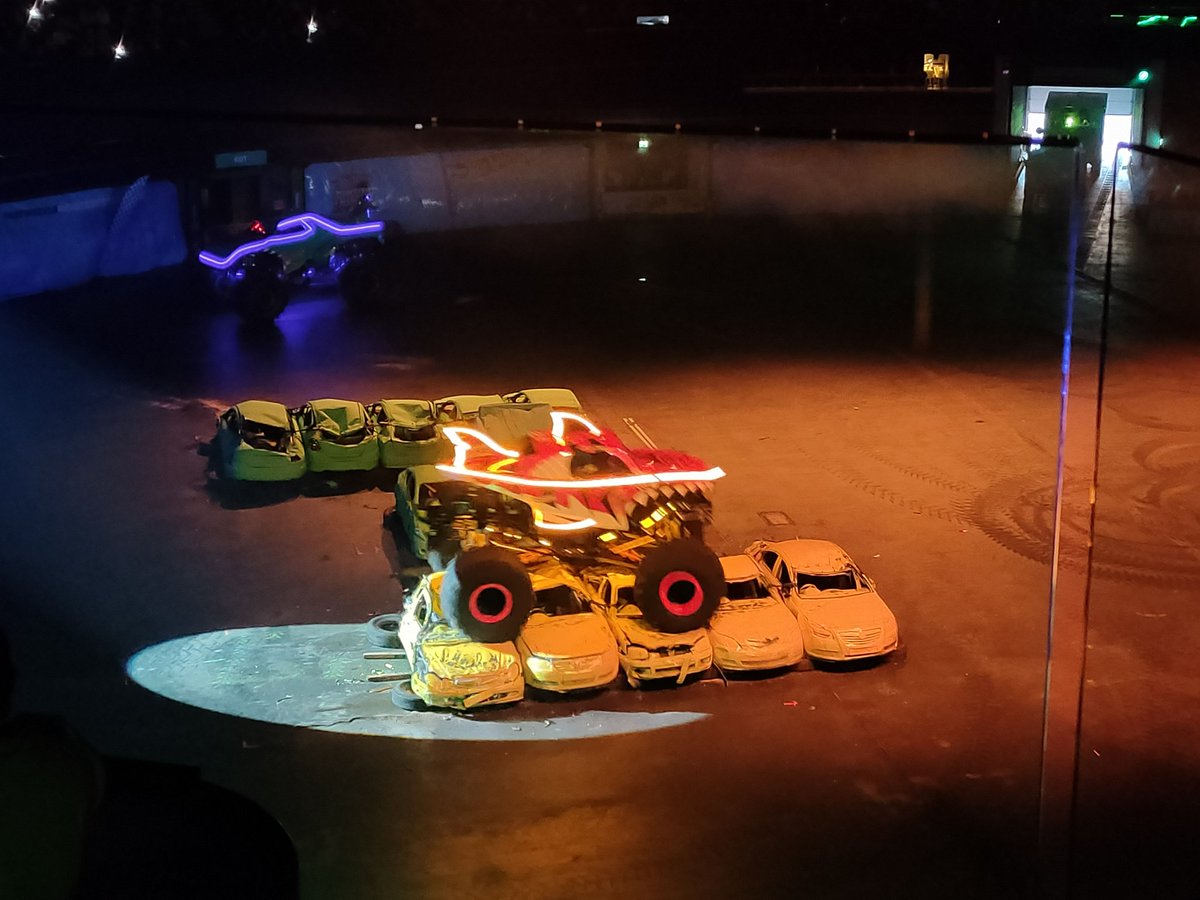 LABMAC5's tweet photo. #hotwheelsmonstertruckslive #hotwheelsglowparty https://t.co/IK6c4jYgVZ