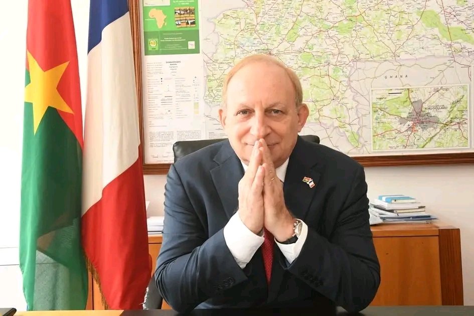 Sakabha's tweet photo. 🔴🇧🇫Urgent🇫🇷
Les autorités de la transition burkinabé aurait sommé l'ambassadeur français de quitter le pays. https://t.co/zmHbrtq0DK