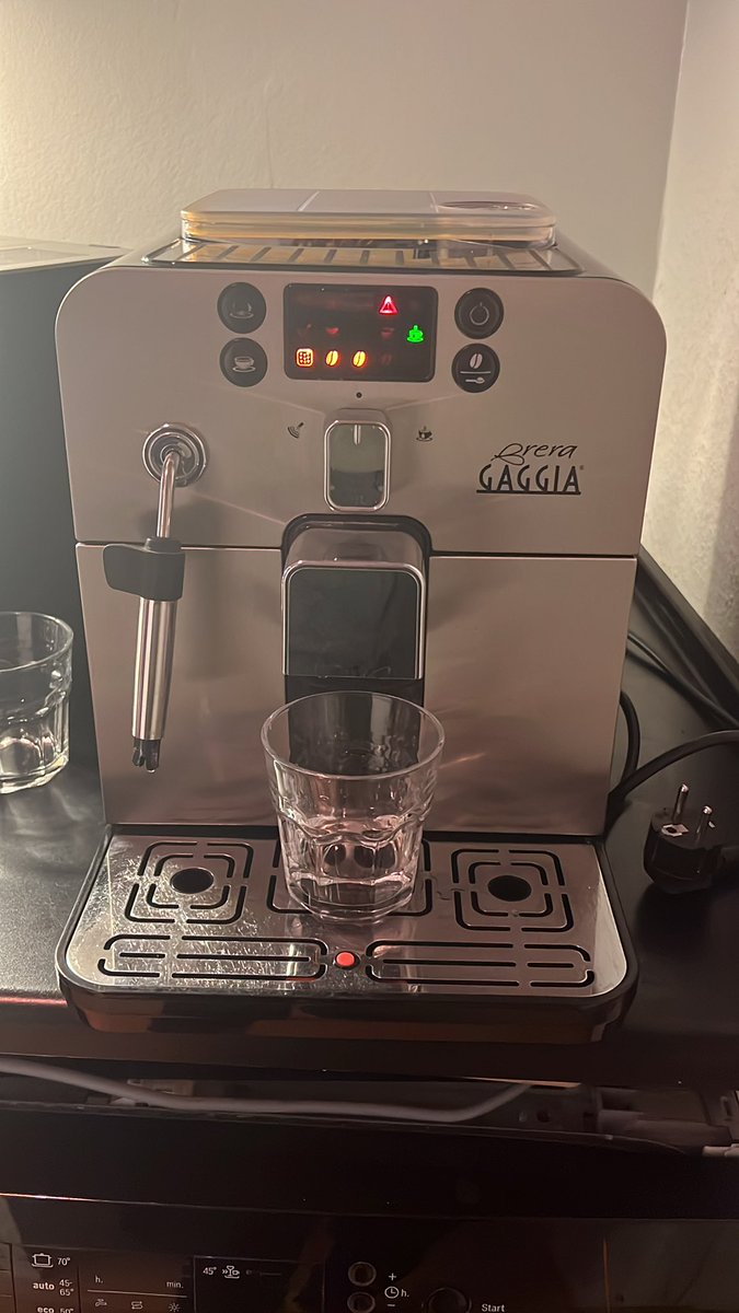 RasmusStein's tweet photo. Kære #twitterhjerne

Er der nogen med forstand på Brera Gaggia kaffemaskine? Tre lamper blinker (rød, grøn og orange til venstre). Hvad skal jeg gøre????? https://t.co/VSxkFuOnXG