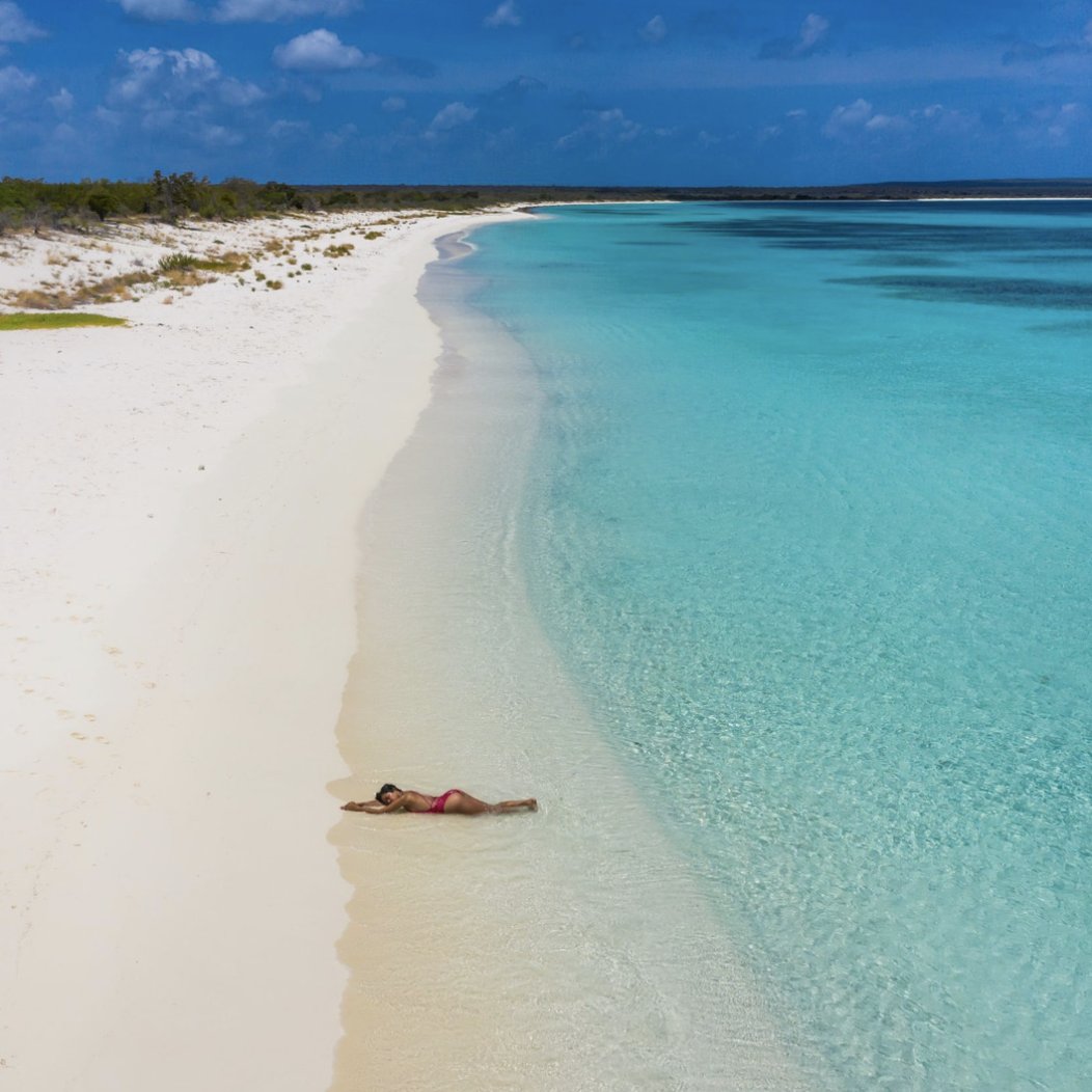 skycana's tweet photo. Ubicada en el extremo suroeste de República Dominicana, la provincia de Pedernales es sin duda una de las más bellas de la isla. Su paisaje lejano, desértico y costero atrae a los aventureros. 💙 https://t.co/EkNU76yZsO