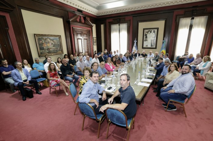 AgenciaComBA's tweet photo. 🤝 #Paritarias: Kicillof acordó con gremios un nuevo aumento para las y los trabajadores del Estado
El gobernador se reunió con autoridades de los gremios docentes, judiciales y de la Ley 10430. https://t.co/ZAmyOfeXIY
#Ley10430 #Apv #UDA #Aecn #AMET #SLYF #AMRA #ComBA https://t.co/xlgRBZVeq4