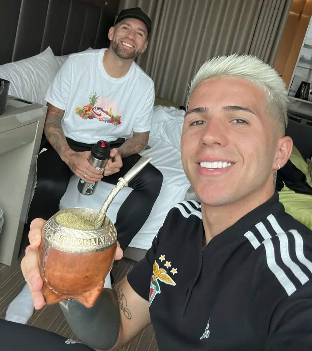 Tres hinchas de River mirándose fijamente