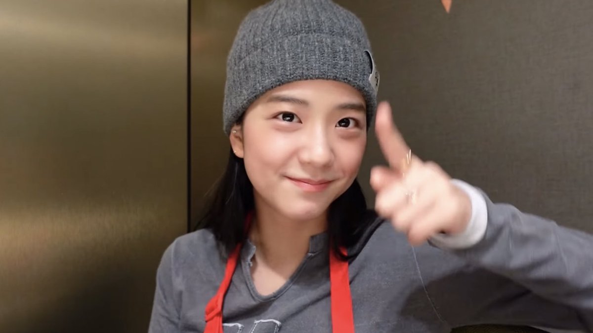 bIackpinkloops's tweet image. VLOGGER JISOO