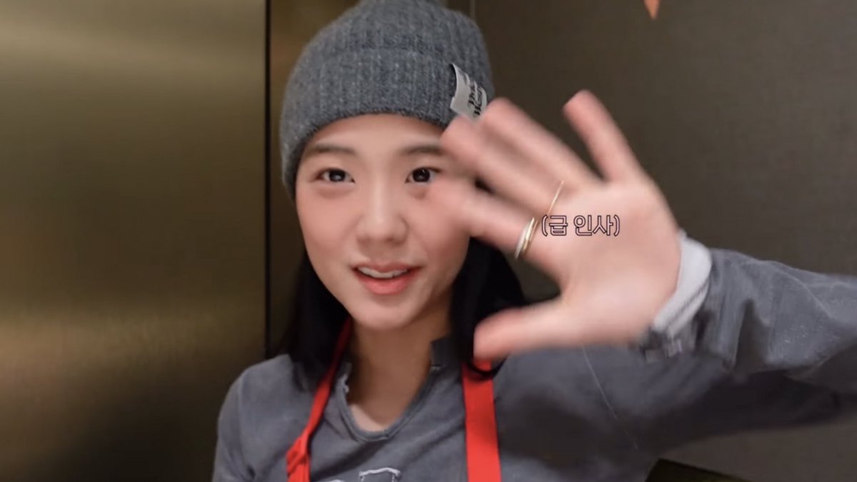 bIackpinkloops's tweet image. VLOGGER JISOO