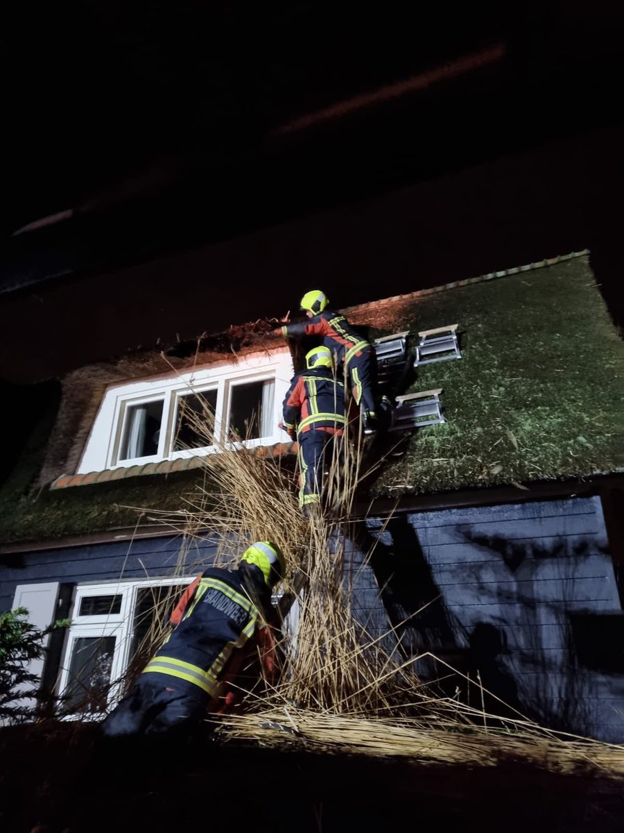 AnoukWas2510's tweet photo. Oud &amp; Nieuw 🎆

Met de eerste rietenkap inzet! 🙏🏻🌾
En dan terplaatse komen en wie staat je op te wachten… @VonkMarien 😀

De beste wensen allemaal! ❤️ https://t.co/fNYOP5l1Au