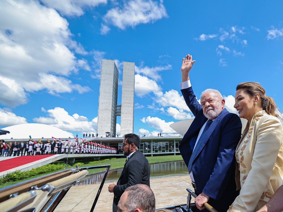 MMarreroCruz's tweet photo. Felicitaciones a nuestro querido hermano @LulaOficial y al pueblo de #Brasil en nombre de #Cuba.
Ratificamos nuestro compromiso por una #América unida y la voluntad de estrechar los lazos de hermandad entre nuestras naciones.
#Cuba 🤝 #Brasil https://t.co/O6l6YFvj2c